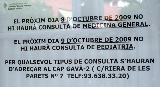 Cartell penjat al Centre Cívic de Gavà Mar anunciant que no hi haur medicina general al CAP de Gavà Mar el 8 d'octubre de 2009 ni pediatria el 9 d'octubre de 2009